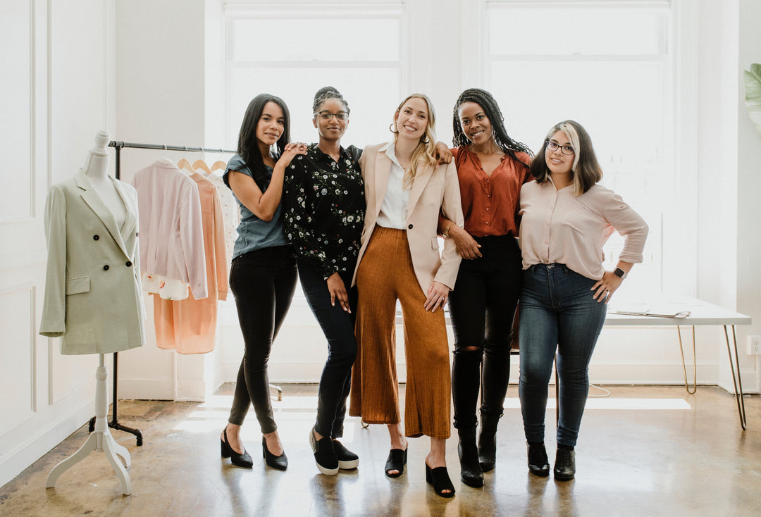 Groupe de femmes debout dans un magasin de vêtements de luxe