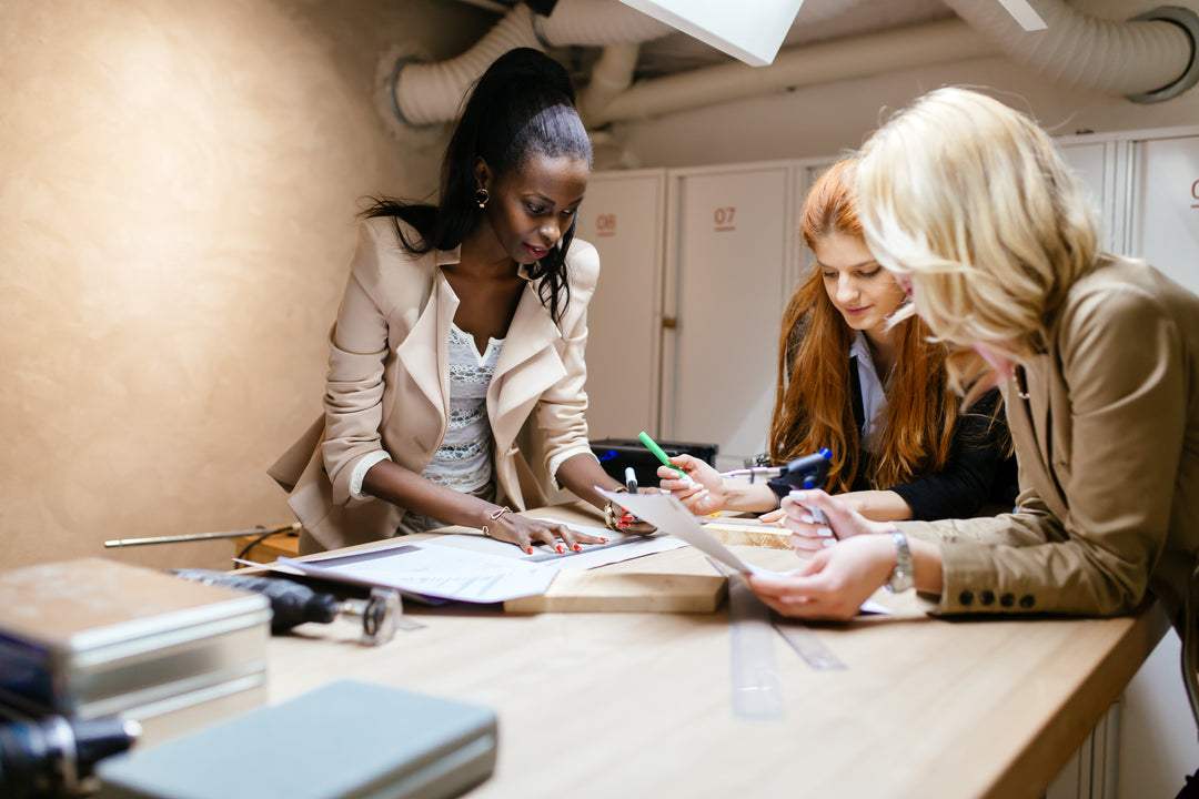 Découvrez les secrets du power dressing. Élevez votre style professionnel du bureau aux événements du soir avec des looks luxueux et affirmants de Vyana Collective.